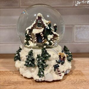 Boyds Bear Kringle's Shanty Winter Holiday Musical Snow Globe